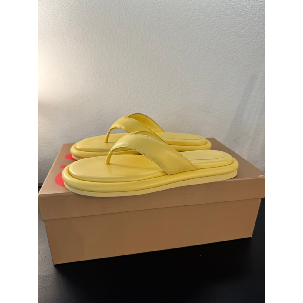 Women's Gia Borghini Butter‎ Yellow Flip Flop Sandals US 10